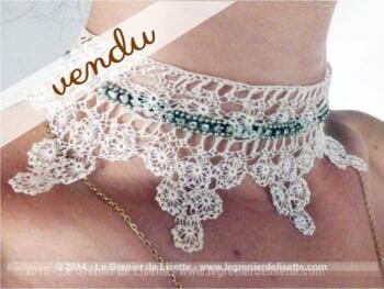 Tour de cou en dentelle avec brillants