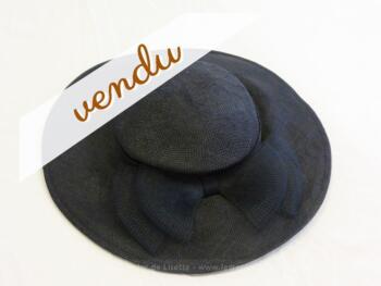Chapeau bleu au gros noeud
