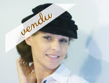 Chapeau avec noeud sur le devant