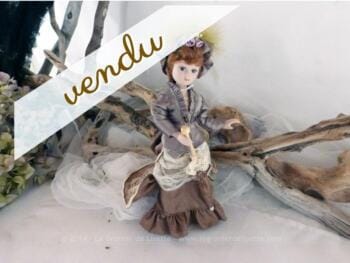Petite poupée porcelaine au parapluie