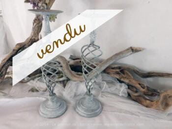 Paire de chandeliers shabby patine gris