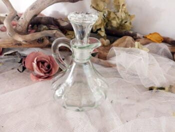 Petit flacon et son bouchon en verre