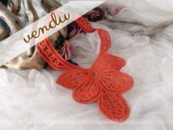 Ancien plastron en dentelle orange