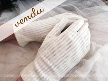 Anciens gants de couleur blanc cassé