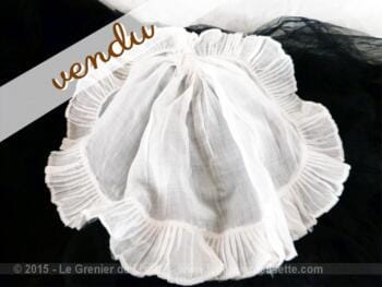 Ancien jabot rond avec plis
