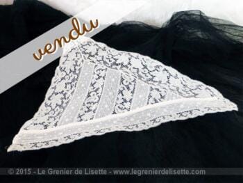 Ancienne pièce de dentelle triangulaire