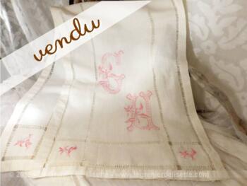 Chemin de table avec monogrammes  GU