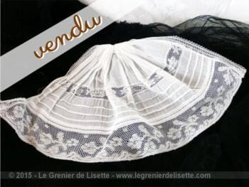 col ancien en dentelle et plis