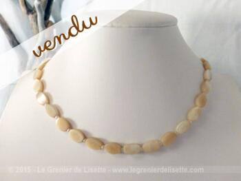Collier ancien aux perles plates