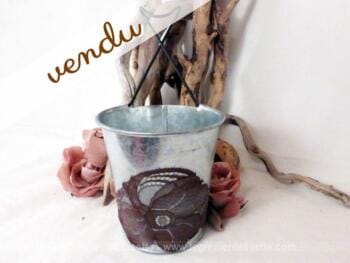 Pot zinc et dentelle