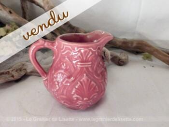 Pot à lait rose shabby aux dessins baroques