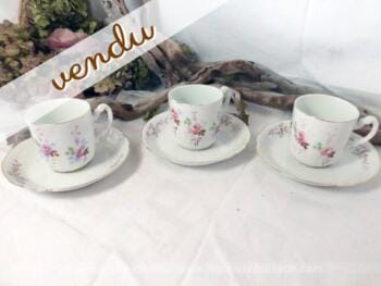 Tasses et soucoupes shabby aux roses
