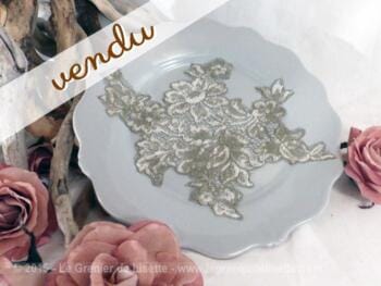 Assiette grise avec dentelle