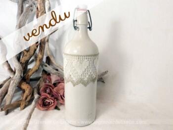 Bouteille en terre et sa dentelle