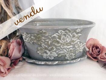 Pot shabby avec dentelle et soucoupe