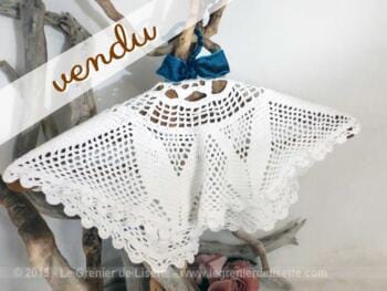 Cintre ancien en bois avec dentelle fait main en noeud bleu