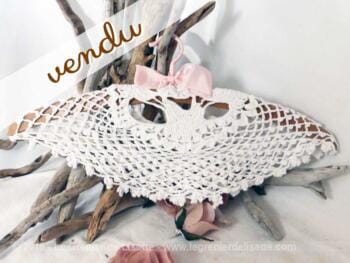 Cintre ancien en bois et dentelle fait main au noeud rose