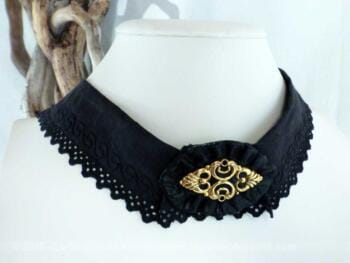 Collier col en dentelle avec médaillon doré