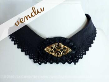 Collier en col de dentelle  avec médaillon doré