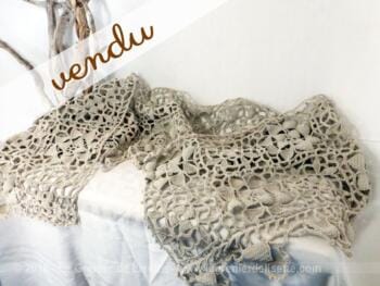 Rideau ou chemin de table en dentelle fait main
