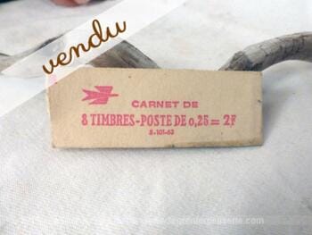 Ancien carnet de timbres avec un timbre au Coq de Decaris
