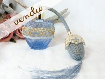 vaporisateur bleu et sa dentelle