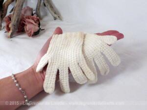 Petits gants faits mains pour bébé