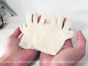 Petits gants faits mains pour bébé