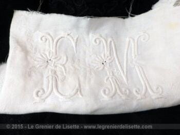 Bande de drap avec monogrammes