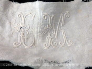 Bande de drap avec monogrammes