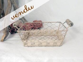 Petit panier grillagé avec dentelles et anses bois