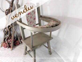partie de l'assise d'une chaise haute de poupée relookée en shabby