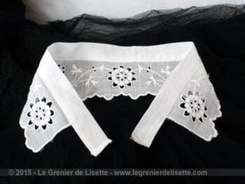 Ancien col brodé