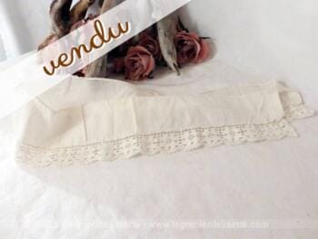 Ancienne dentelle sur morceau de taie de traversin