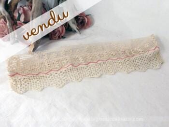 Ancienne dentelle au liseré rose