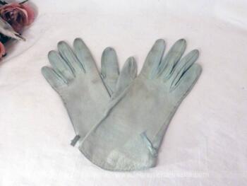 anciens gants en agneau de couleur bleu pastel