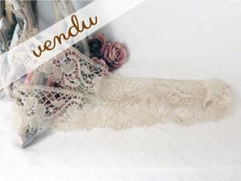 Bande de dentelle ancienne aux fleurs
