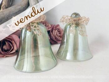 Duo de cloches en verre irisé avec noeud en dentelle ancienne et breloque