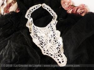 Plastron fait main en dentelle rubans