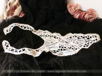 Plastron fait main en dentelle vermicelles