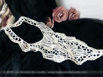 Plastron fait main en dentelle vermicelles