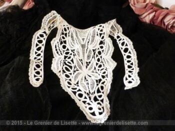 Plastron fait main en dentelle vermicelles