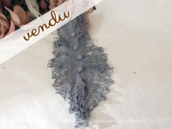 Jabot en fil gris avec boutons