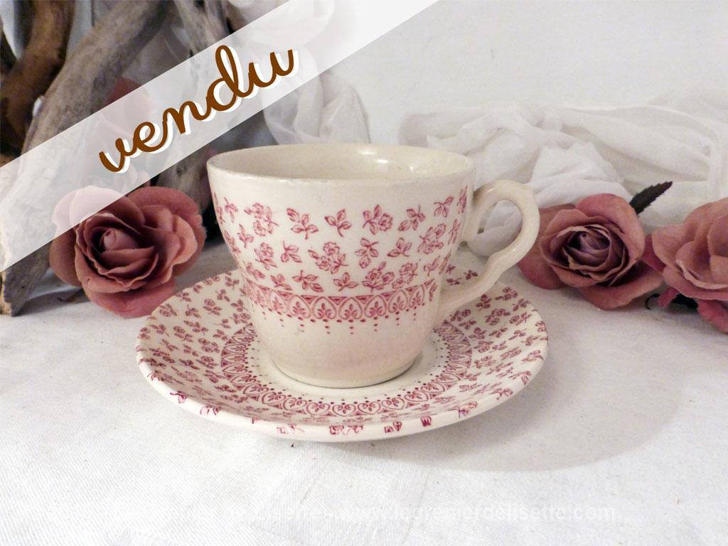 Une tasse et sa soucoupe en faïence anglaise aux beaux dessins rose.
