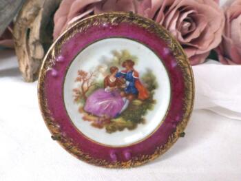 assiette miniature en porcelaine de limoges representant une scène romantique