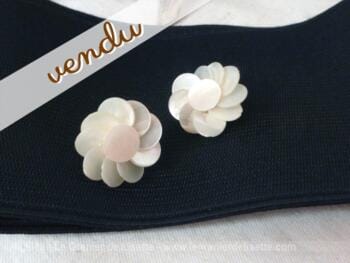 Boucles d'oreille fleur en nacre