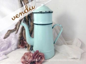 Ancienne cafetière émaillée bleue