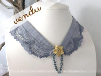 Collier en col dentelle et fleur en bakélite