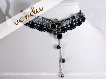 Collier avec perles et ruban noir et blanc