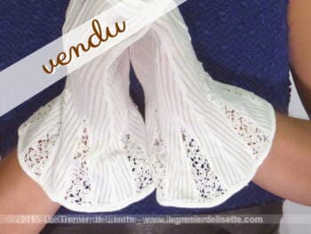 Anciens gants blancs évasés